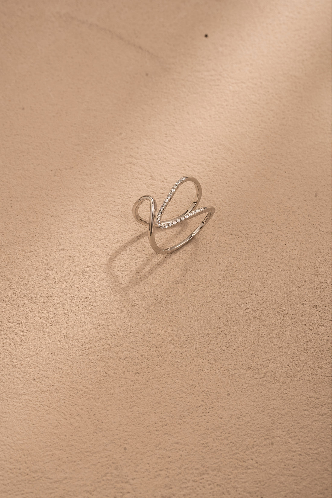 Lira Ring – Sculptural Curves in Gold and Silver Elegance