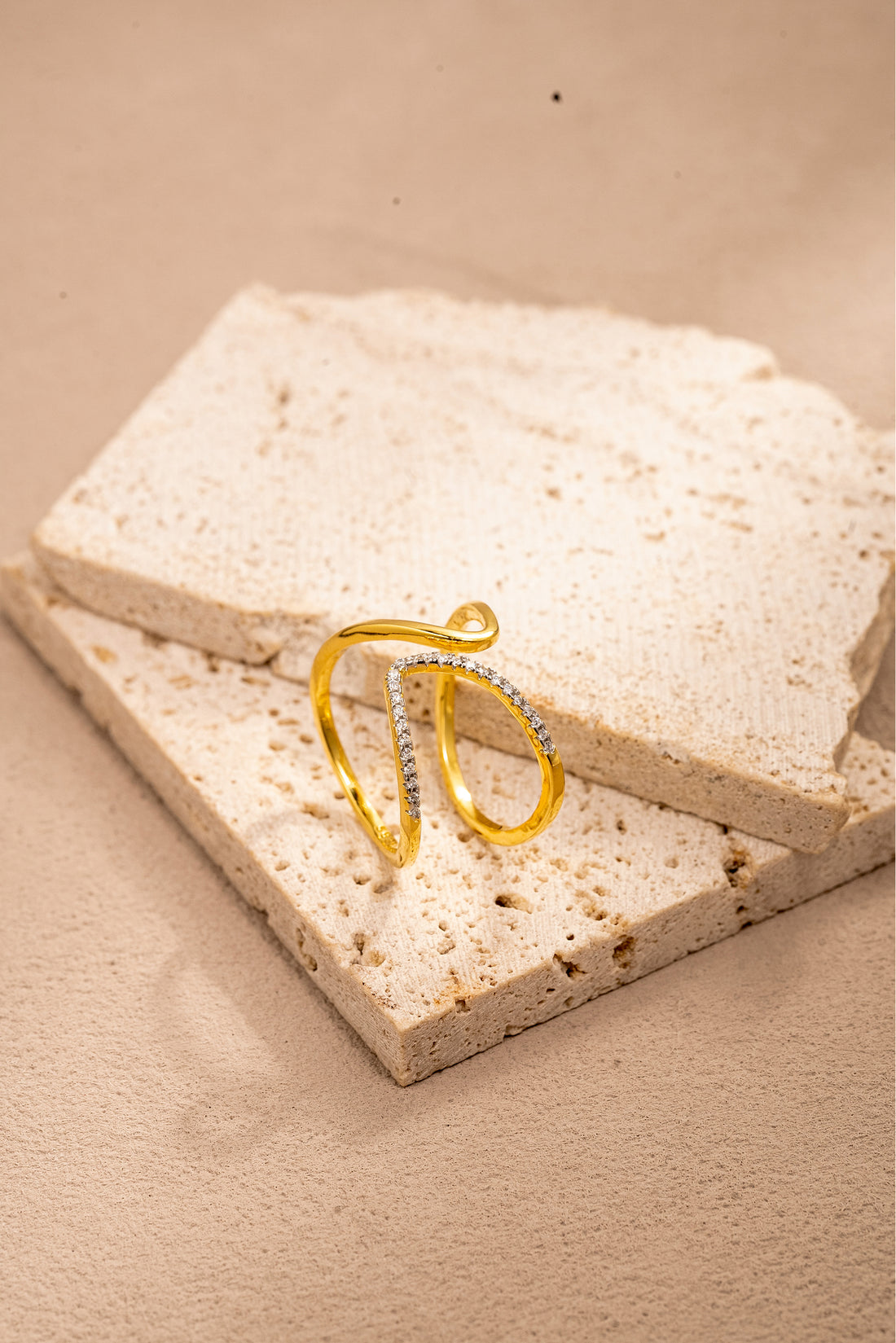 Lira Ring – Sculptural Curves in Gold and Silver Elegance