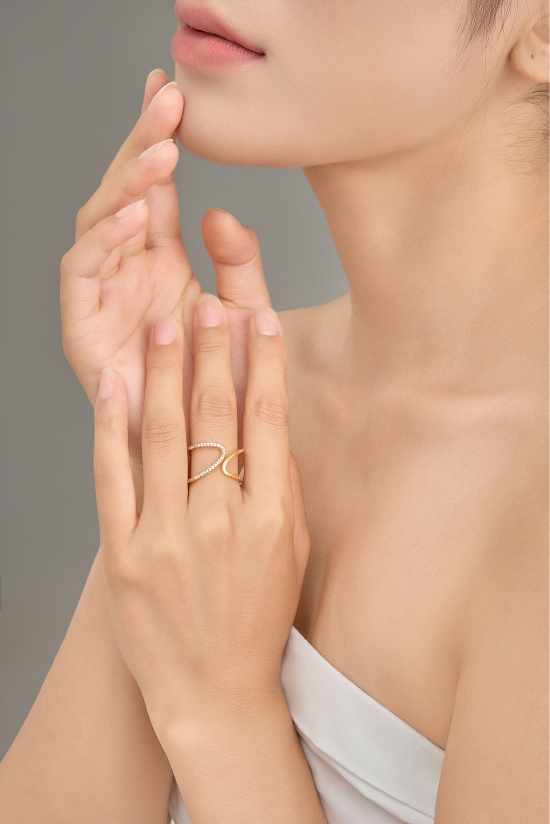 Lira Ring – Sculptural Curves in Gold and Silver Elegance