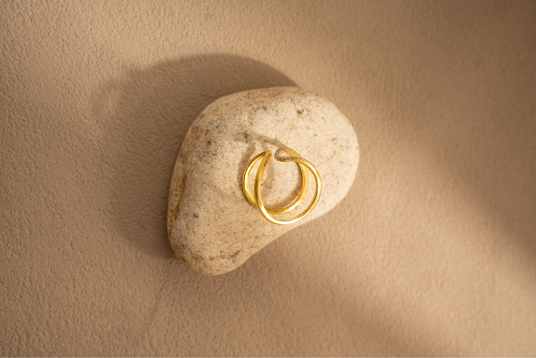 Lira Ring – Sculptural Curves in Gold and Silver Elegance