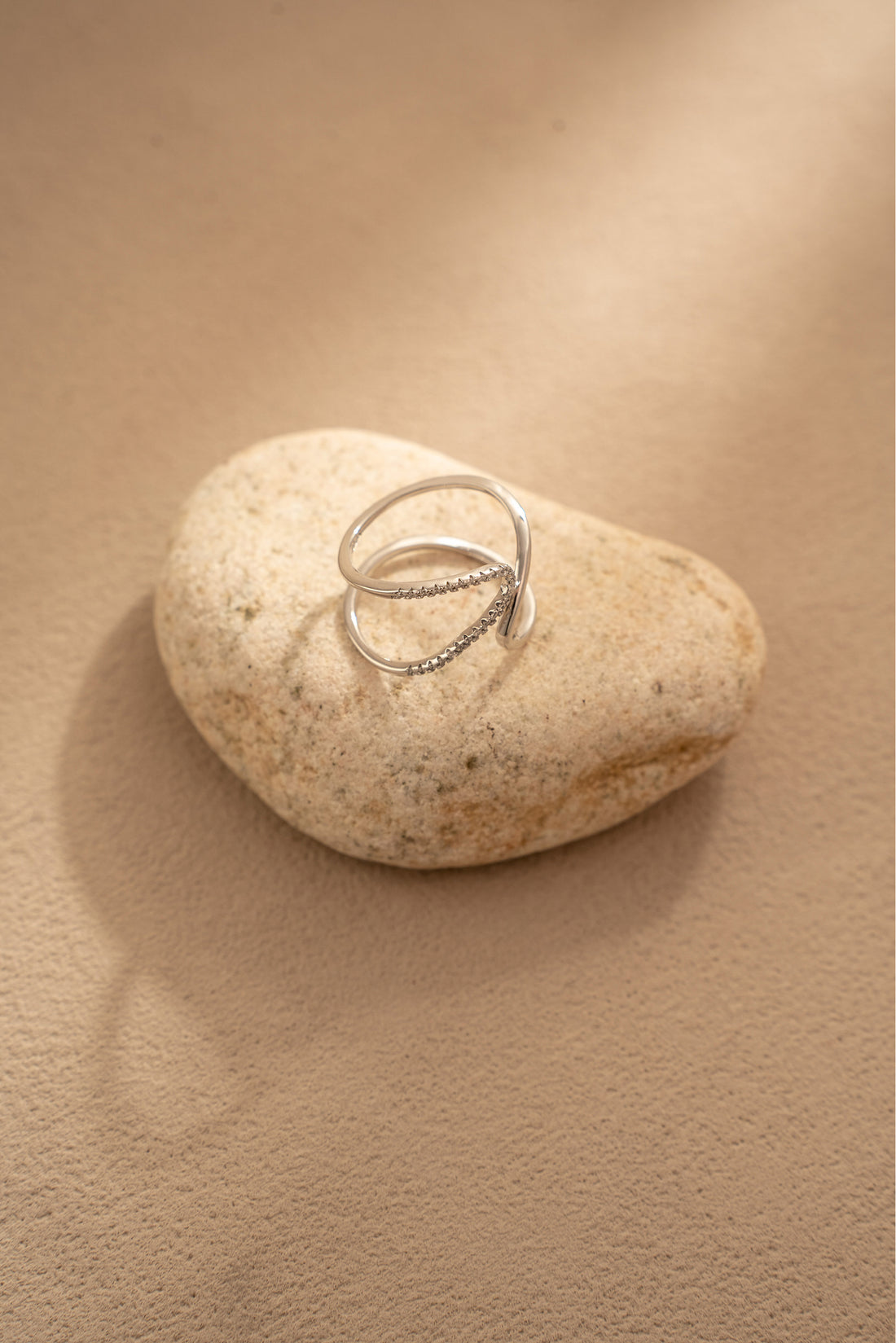 Lira Ring – Sculptural Curves in Gold and Silver Elegance