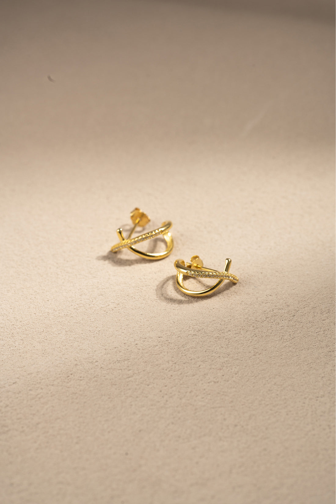 Intertwined Gleam – Sparkling Crossover 925 Silver Earrings in White Gold