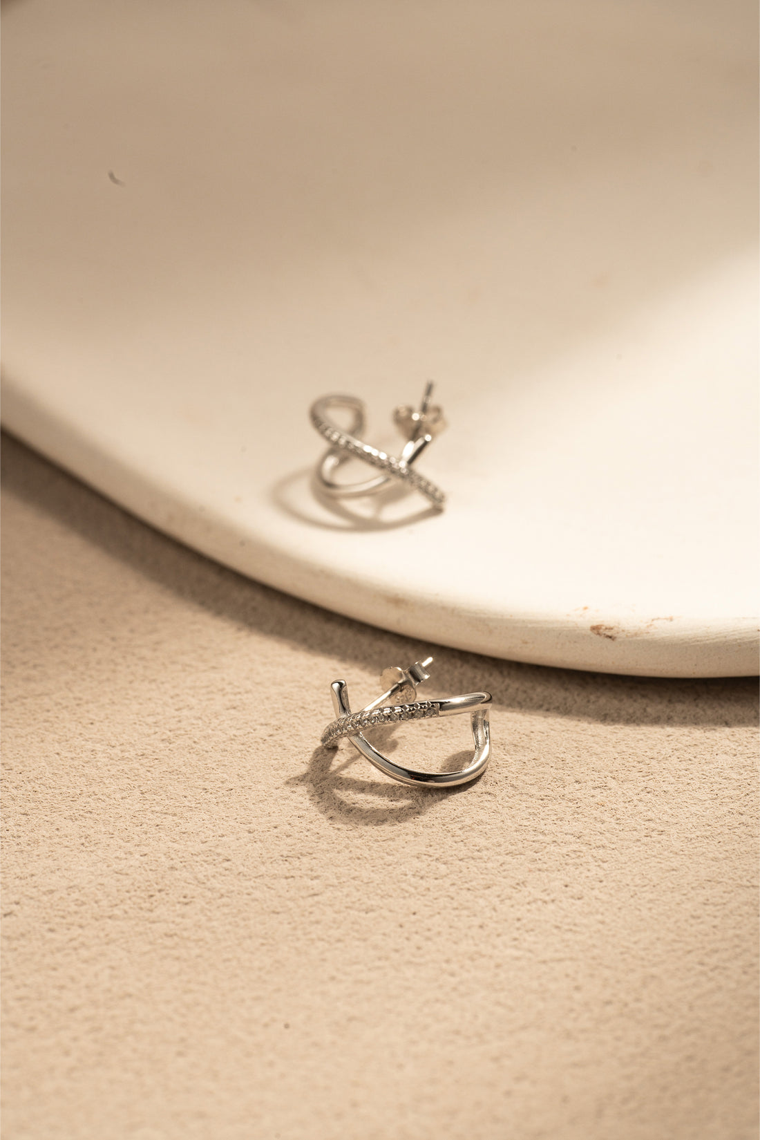 Intertwined Gleam – Sparkling Crossover 925 Silver Earrings in White Gold