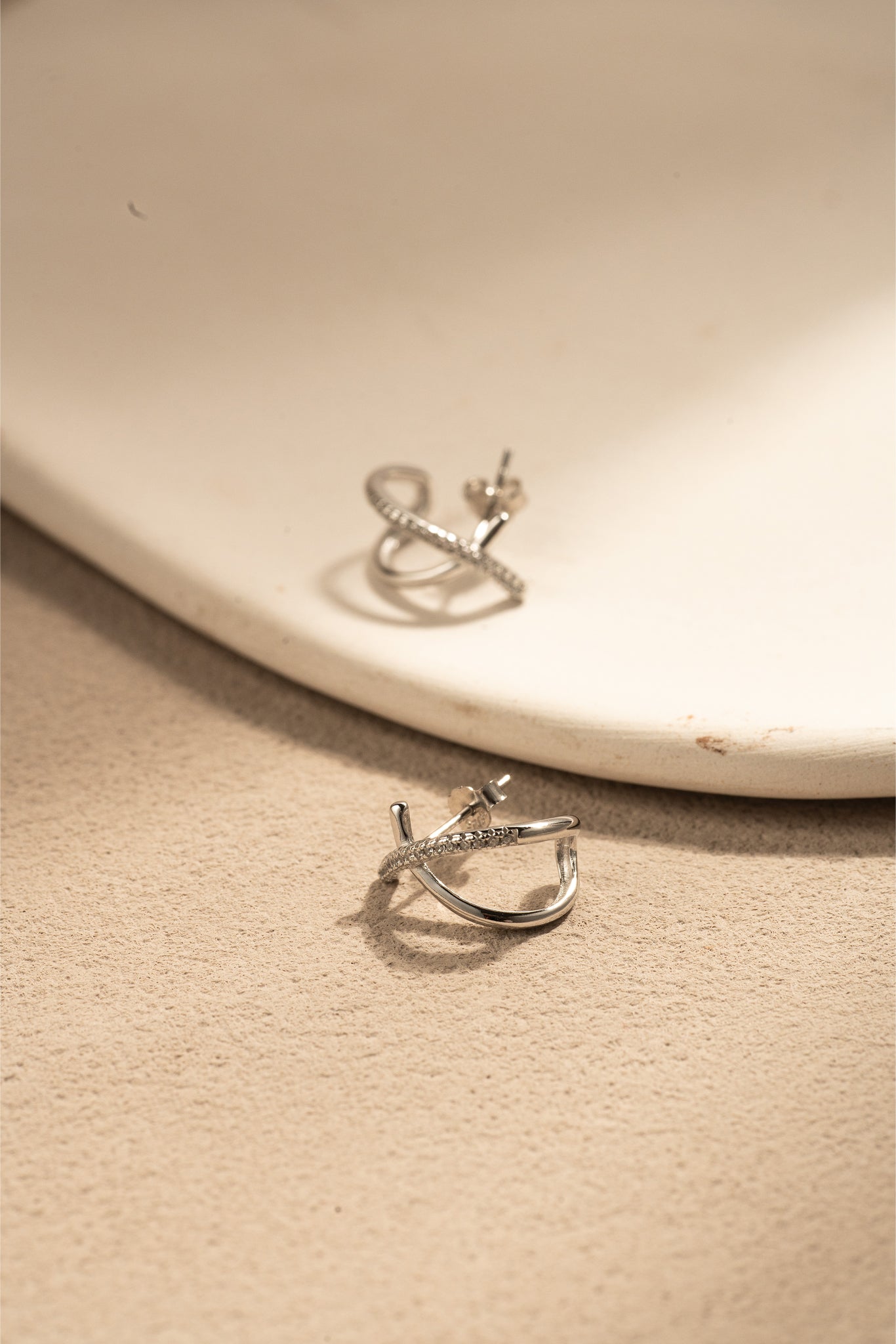 Intertwined Gleam – Sparkling Crossover 925 Silver Earrings in White Gold