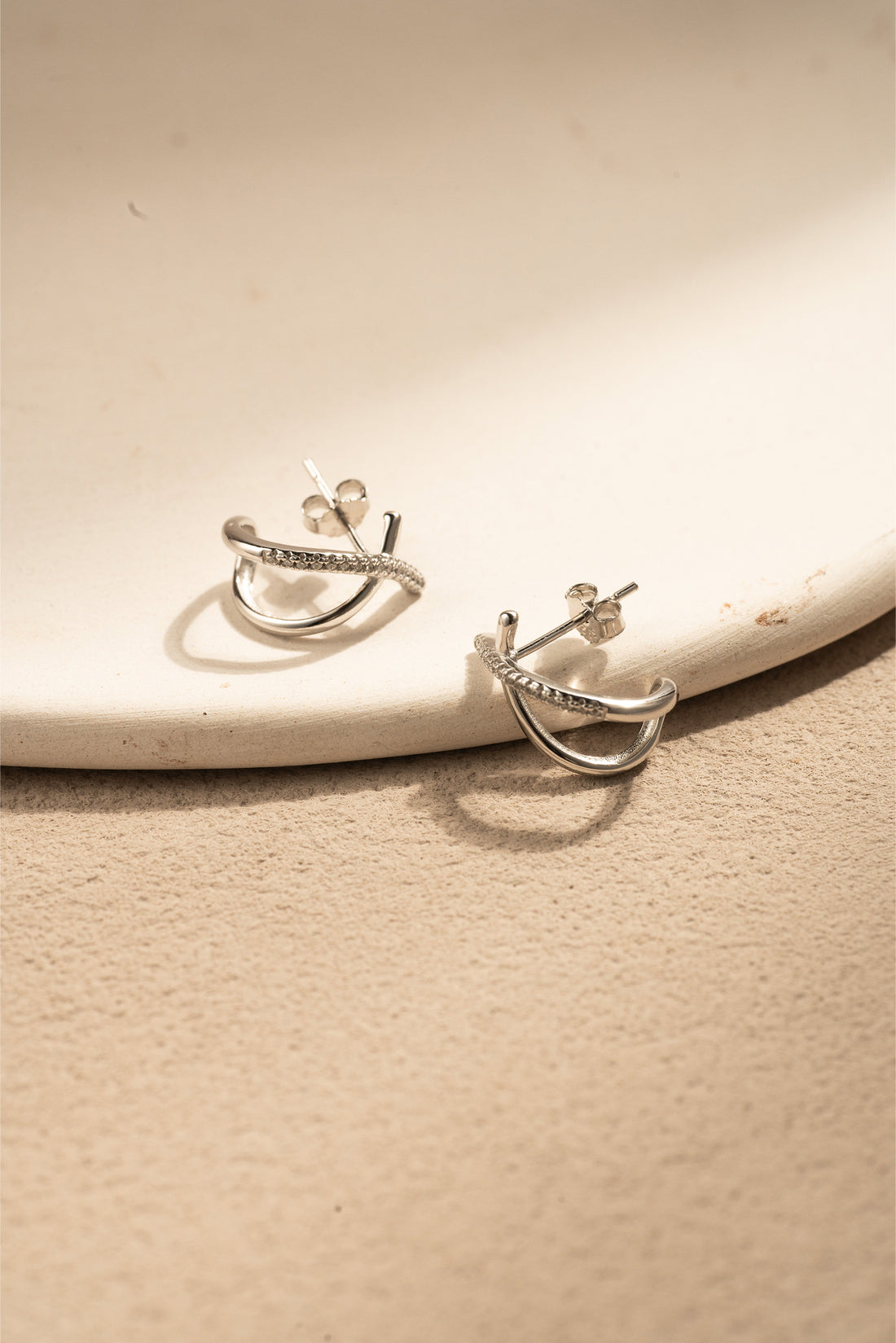 Intertwined Gleam – Sparkling Crossover 925 Silver Earrings in White Gold