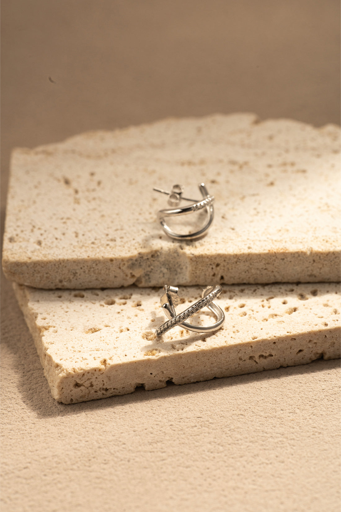 Intertwined Gleam – Sparkling Crossover 925 Silver Earrings in White Gold