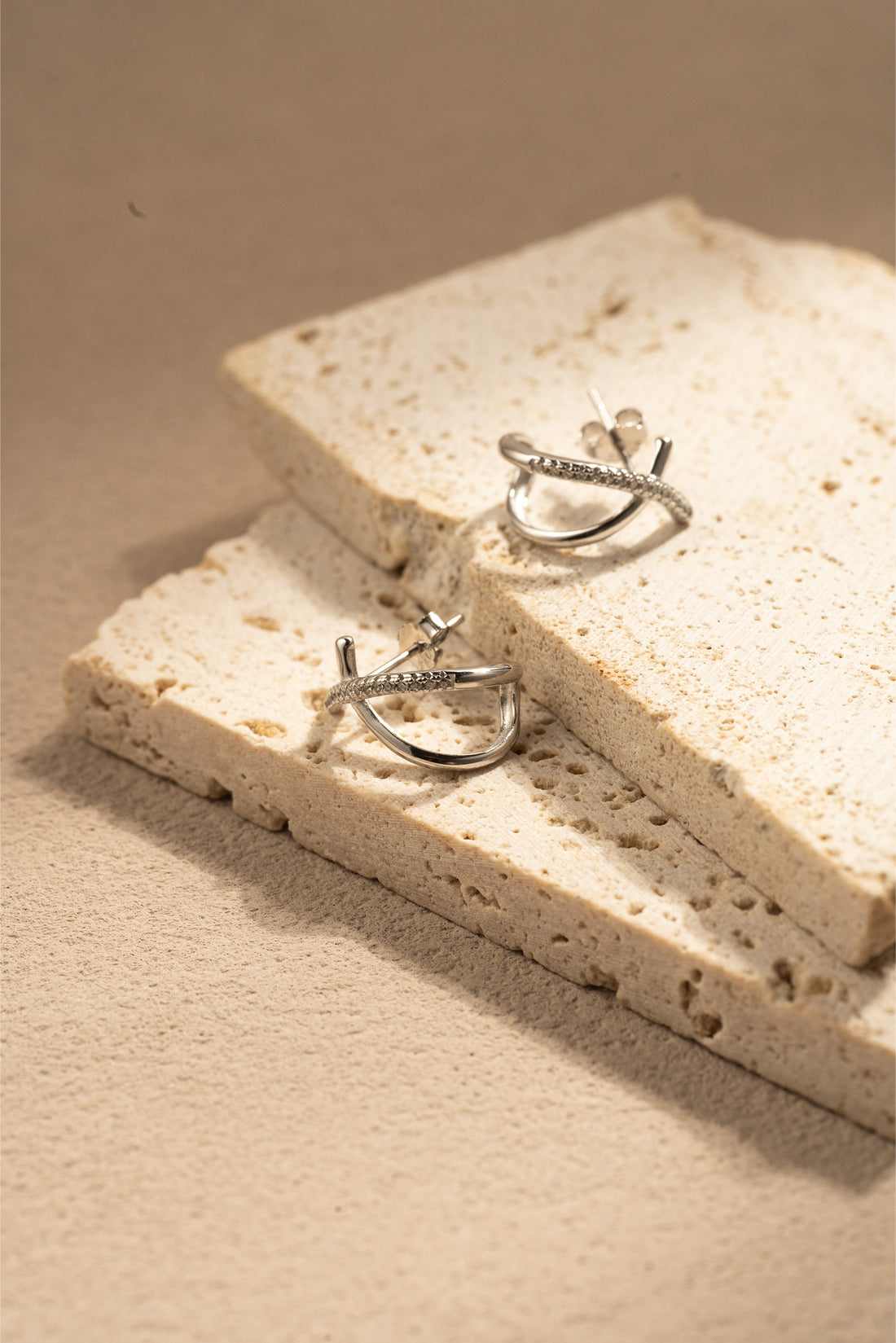 Intertwined Gleam – Sparkling Crossover 925 Silver Earrings in White Gold