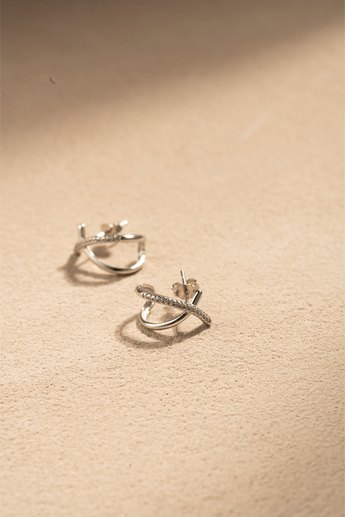 Intertwined Gleam – Sparkling Crossover 925 Silver Earrings in White Gold