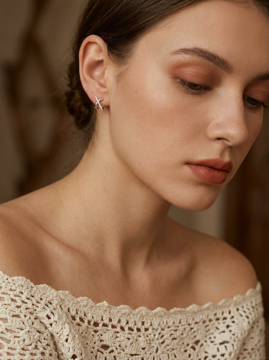 Intertwined Gleam – Sparkling Crossover 925 Silver Earrings in White Gold
