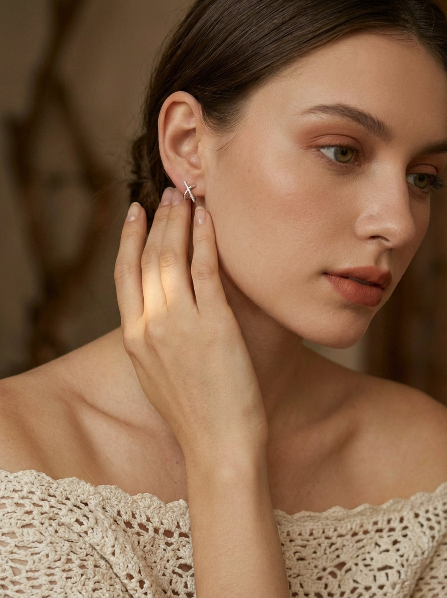 Intertwined Gleam – Sparkling Crossover 925 Silver Earrings in White Gold