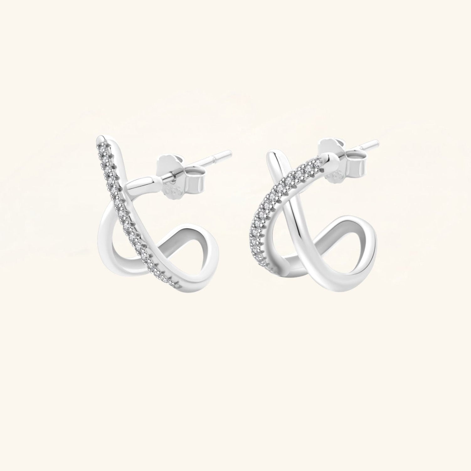 Intertwined Gleam – Sparkling Crossover 925 Silver Earrings in White Gold